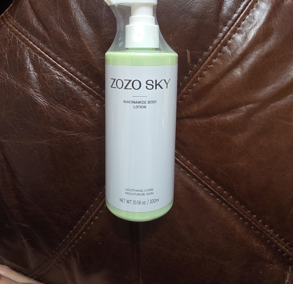 ZOZO SKY Niacinamide Body Lotion - White & Light Green Bottle 300 ml
